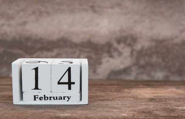 Valentin nap február 14-ével. Fa fehér blokk naptár o - Fotó, kép
