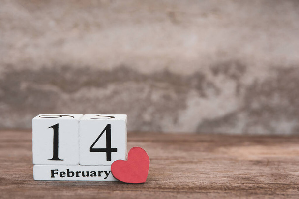 Valentines day with february 14th. Wooden white block calendar o - Foto, imagen