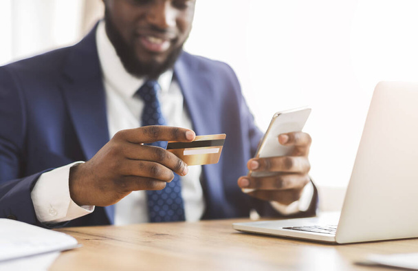 Wizerunek przedsiębiorcy dokonującego płatności online przez telefon - Zdjęcie, obraz