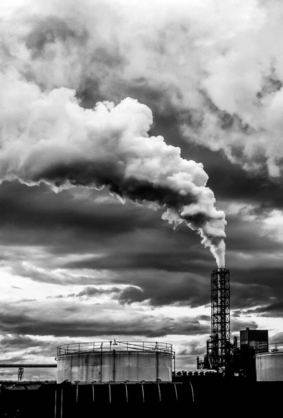 καπνός που βγαίνει από το εργοστάσιο καμινάδα ρύπανση κλιματική αλλαγή,  - Φωτογραφία, εικόνα
