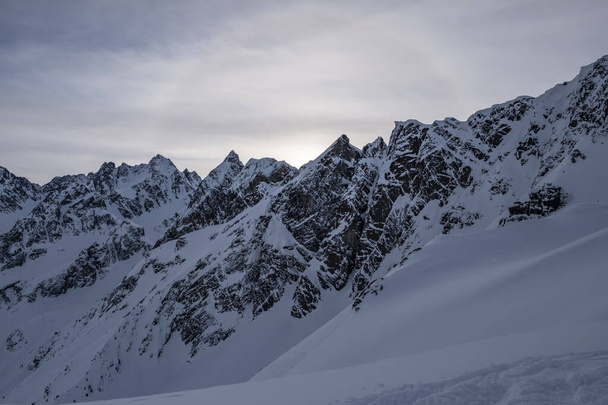Winter am frühen Morgen Bergpanorama im Pitztal - Jerzens in den österreichischen Alpen. Skipisten. schöner Wintertag. - Foto, Bild