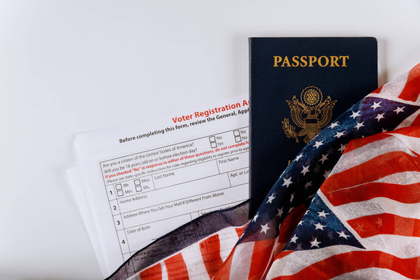 Szavazói regisztrációs kérelem elnökválasztásra Amerikai Egyesült Államok útlevél az amerikai zászlón - Fotó, kép