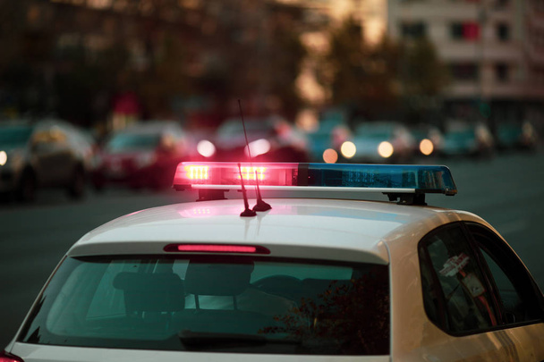 Λεπτομέρειες με τα κόκκινα και μπλε φώτα σειρήνα στην κορυφή της αστυνομίας ca - Φωτογραφία, εικόνα