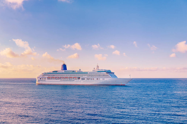 Luxuoso navio de cruzeiro por do sol em mar azul com nuvens
 - Foto, Imagem