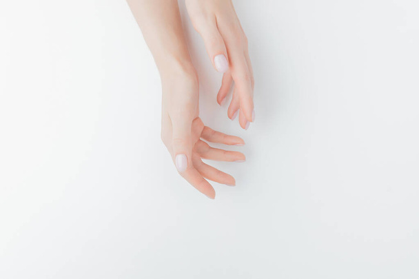 Primer plano hermosas manos femeninas sofisticadas sobre fondo blanco. Cuidado del concepto, anti-arrugas, crema antienvejecimiento, spa
 - Foto, imagen