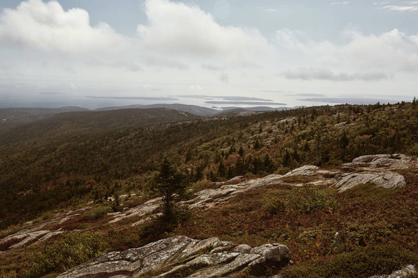 Vue du littoral du Maine à distance de la montagne Cadillac sur l'île Mount Desert dans le parc national Acadia
   - Photo, image