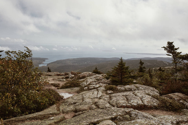 Vista da costa do Maine na distância da Montanha Cadillac na Ilha do Deserto de Mount no Parque Nacional Acadia
   - Foto, Imagem