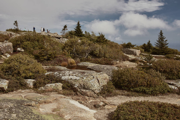 Mount Desert Island, Maine - 27. September 2019: Wanderung entlang des Granitfelsens auf dem Gipfel des Cadillac-Berges im Acadia-Nationalpark auf Mount Desert Island, Maine.   - Foto, Bild