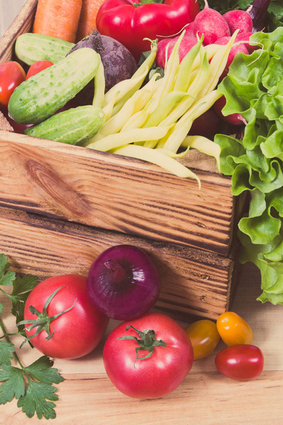 Verduras frescas en caja de madera como alimentos que contienen vitaminas. Estilos de vida saludables y nutrición
 - Foto, imagen
