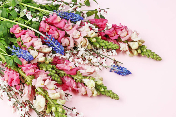 rosa Matthiola und blaue Muscari-Blüten in einem Strauß.  - Foto, Bild