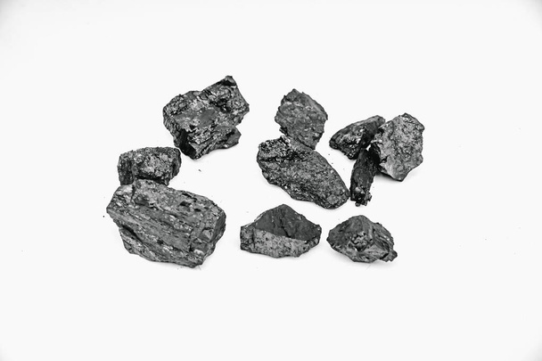Шматочки чорного вугілля лежать на білому ізольованому фоні, копіювати простір
 - Фото, зображення