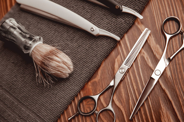Kadeřnictví zázemí pro muže kosmetický salon, kadeřnické nástroje nůžky, holicí strojek, hřeben, kopírovací prostor - Fotografie, Obrázek