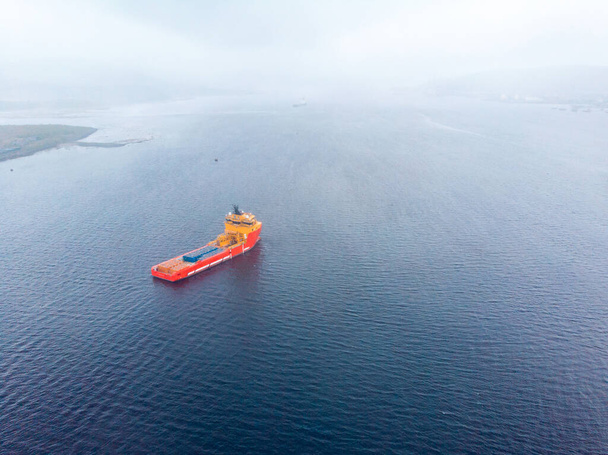 Tengeri ellátás hajó tengeri támogatás hajó olajipar közben. Légfelülnézet - Fotó, kép