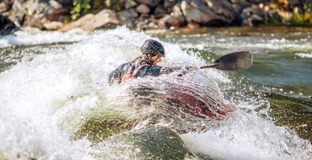Um tipo de caiaque navega no rio da montanha. caiaque Whitewater, rafting esporte extremo - Foto, Imagem