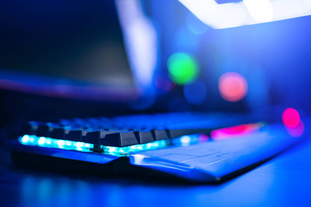 Clavier mécanique professionnel pour les joueurs en ligne, fond bleu, rétroéclairage rouge
 - Photo, image