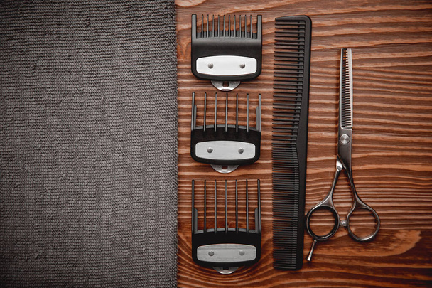 Coiffeur outils de salon de coiffure sur vieux fond en bois, espace de copie
 - Photo, image