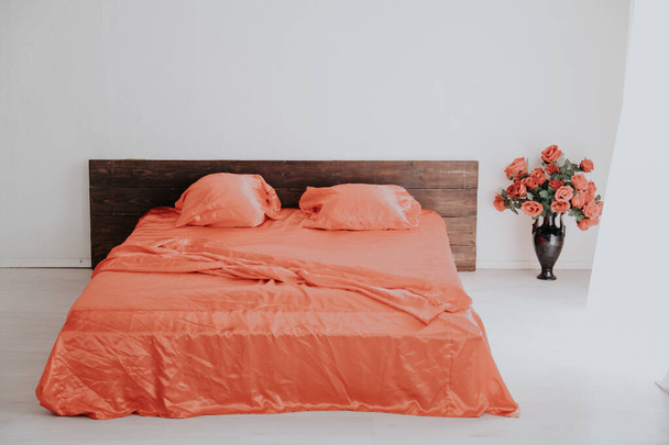 Интерьер белой комнаты с кроватью с красным
 - Фото, изображение