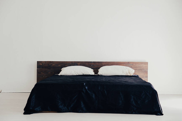 Інтер'єр білої спальні і ліжка з чорними листами
 - Фото, зображення