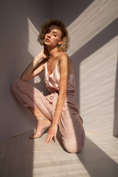 Ritratto di una bella bionda alla moda in abiti rosa - Foto, immagini