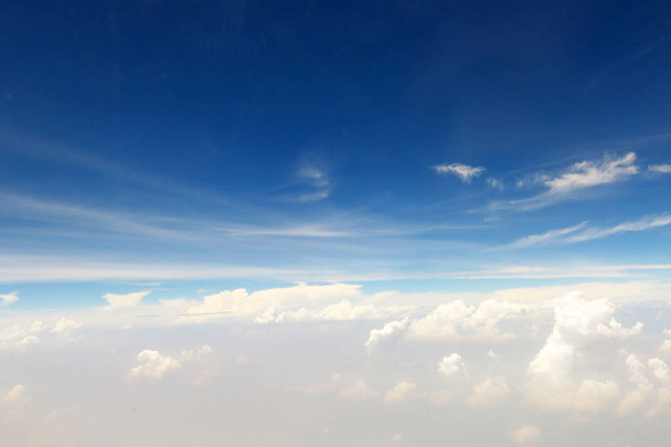 krásné jasně modré nebe pozadí s bílým mrakem      - Fotografie, Obrázek