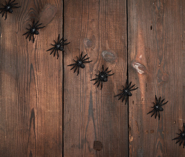 fekete pók figurák barna fa háttér - Fotó, kép