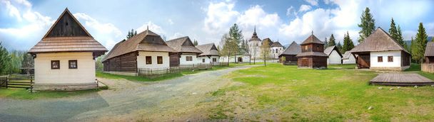 alte traditionelle Holzhäuser des Dorfes pribylina (Slowakei))  - Foto, Bild