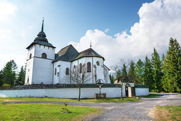 Chiesa gotica della Vergine Maria nel villaggio di Pribylina (SLOVACCHIA
)  - Foto, immagini