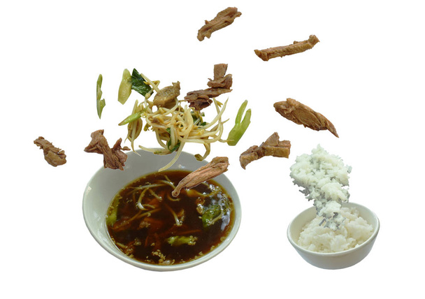 中国のハーブの茶色のスープで煮鴨白の背景にボウルに浮かんでいくつかのプレーン米を食べる - 写真・画像