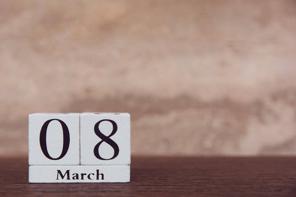 Женский день с деревянным кубом 8 марта календаря с числом
  - Фото, изображение