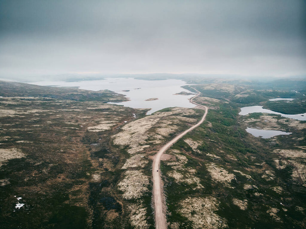 Dramatická scéna, silnice Murmanská přes tundru, směr Teriberka. Letecký pohled shora - Fotografie, Obrázek