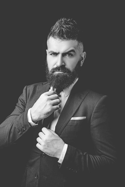 Bow-tie trend. Meeting suit. Boss. Businessman in dark grey suit with long beard. Man in classic suit, shirt and tie. - Fotoğraf, Görsel