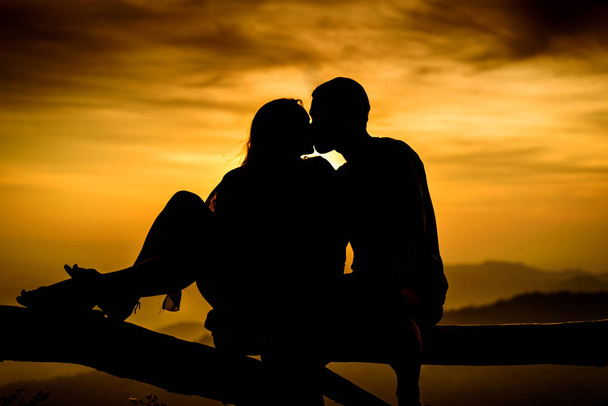 Casal em silhueta de amor durante o pôr do sol
  - Foto, Imagem