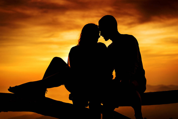 Пара закоханих силует під час заходу сонця
  - Фото, зображення