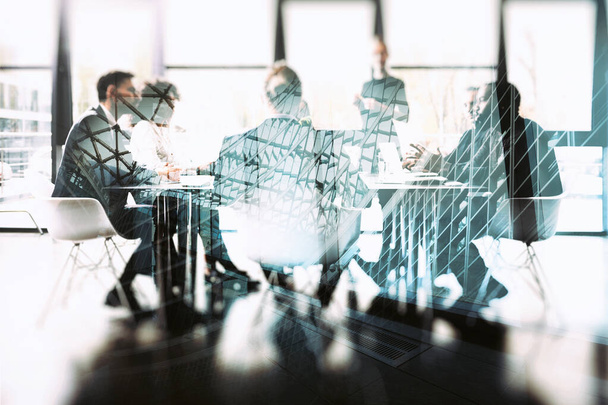 Предыстория с деловыми людьми, сидящими за столом для совещаний в офисе возле окна. Эффекты двойного воздействия
 - Фото, изображение