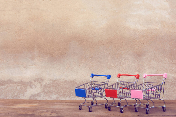 Shopping concept : Empty shopping cart on brown wood table. onli - Фото, изображение