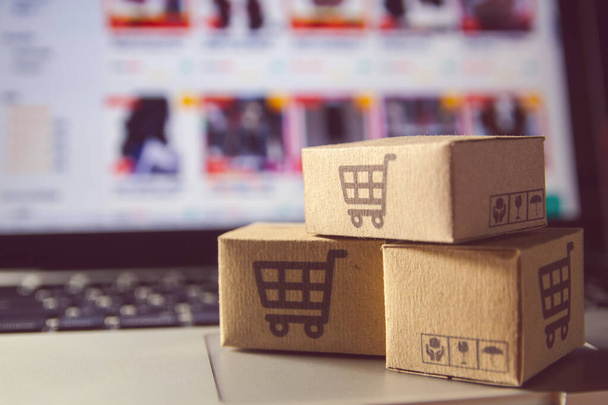 Online nákupy: Papírové krabice nebo balíky s nákupním vozíkem l - Fotografie, Obrázek