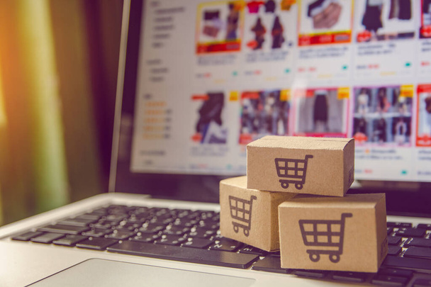 Çevrimiçi alışveriş: Kağıt kutular veya alışveriş arabası olan paket. - Fotoğraf, Görsel