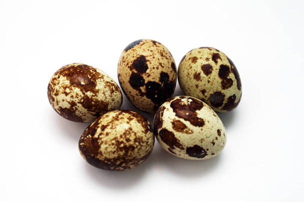 перепелині яйця на білому тлі крупним планом
 - Фото, зображення