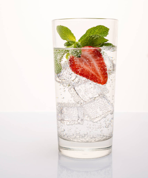 Strawberry lemonade with lemon and mint. Water detox - Foto, imagen