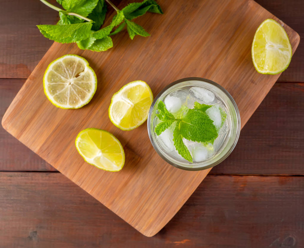 Glass with mojitos and lemon wedges and mint on a tray - Foto, immagini