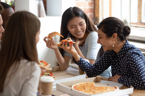 多文化の学生親友が集まってピザを食べる - 写真・画像