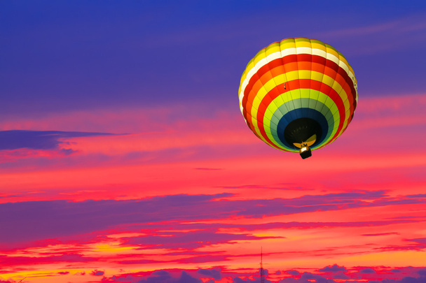 Balão no pôr-do-sol
 - Foto, Imagem