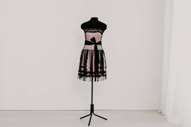 衣服縫製ワーク ショップ素敵な黒いマネキン - 写真・画像