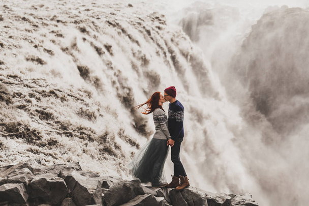 若いですスタイリッシュなカップルで愛接吻近く有名なアイスランド - 写真・画像