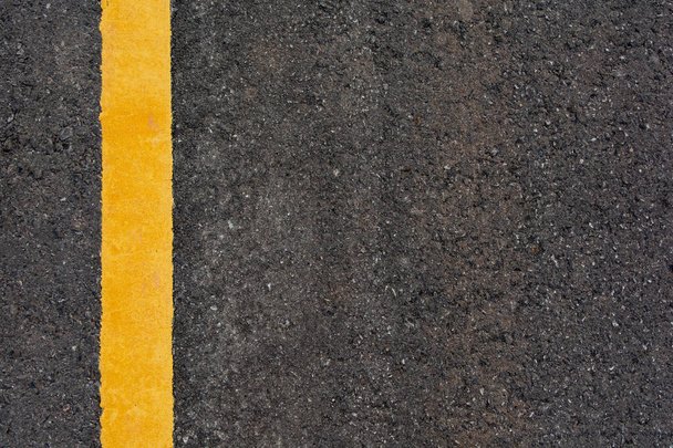 Linha amarela no fundo da estrada de asfalto preto com espaço de cópia
 - Foto, Imagem