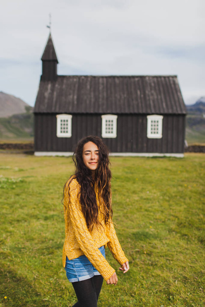 Porträt einer jungen glücklichen Frau in orangefarbenem Pullover, Jeans-Shorts und - Foto, Bild