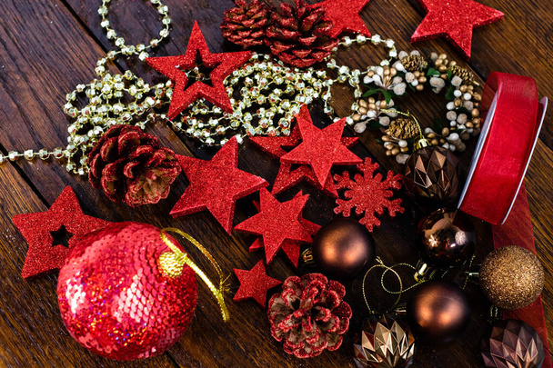 Décorations de Noël sur panneau en bois. Coloré, scintillant et sh
 - Photo, image