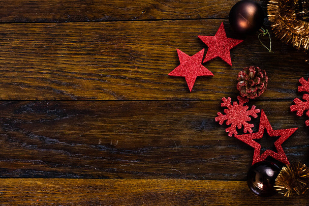 Décorations de Noël colorées, scintillantes et brillantes sur boa en bois
 - Photo, image