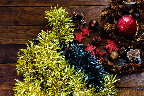 Vánoční ozdoby na dřevěné desce. Barevné, třpytivé a sh - Fotografie, Obrázek