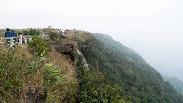 Wah Kaba Falls, Cherrapunji, Meghalaya, India May 2019- Wakaba egy többszintű vízesés ereszkedik le egy meredek sziklafalról, vékony vízfolyások és cseppek egy szurrou elképesztő szépségű szurdokba - Fotó, kép